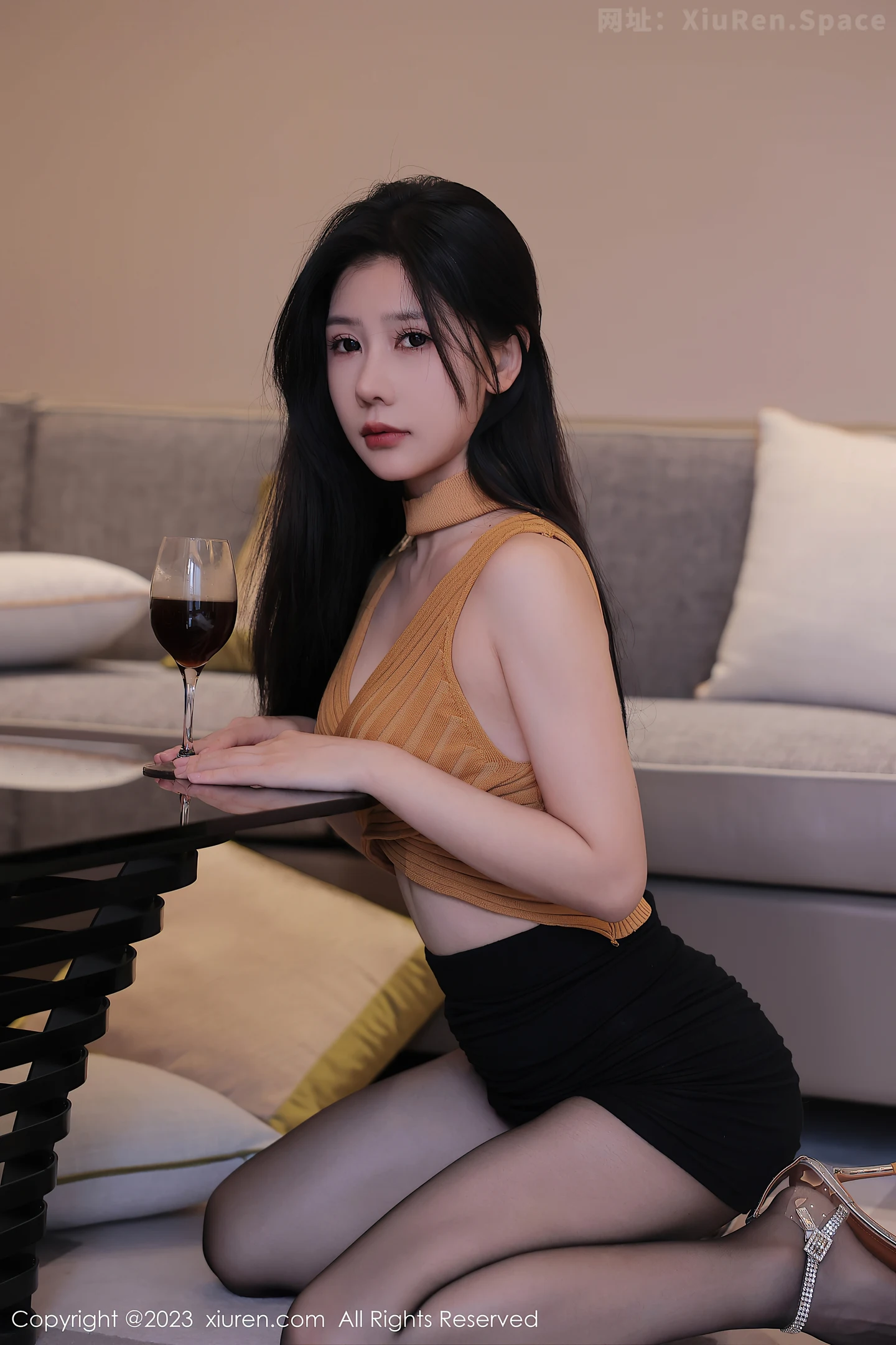 图片[3]-[XiuRen秀人网]2023.06.15 VOL.6920 尹甜甜 黑色短裙与橙色蕾丝内衣加黑丝美腿性感私房写真集-秀人网官方网站